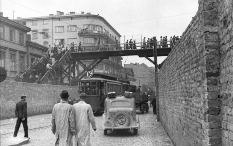 Amthor | Polen, Warschauer Ghetto. Menschen auf Straße über Brücke zur Verbindung zweier Ghetto-Teile | Juni 1942 | Bundesarchiv Bild 101I-270-0298-14 | Wikimedia Commons | CC BY-SA 3.0 DE.