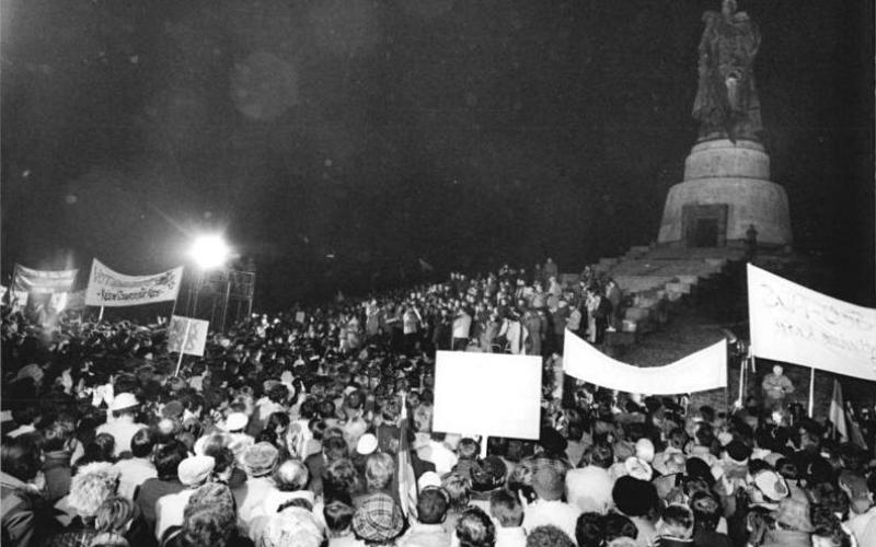 Demonstrationen am Sowjetischen Ehrenmal, 3.1.1990