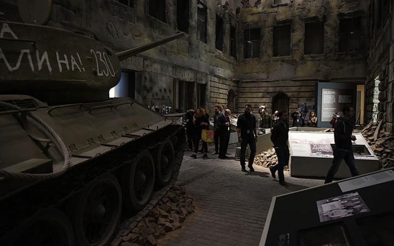 Straßenszene im Nachkriegspolen nachgestellt im Museum des Zweiten Weltkriegs in Gdańsk.