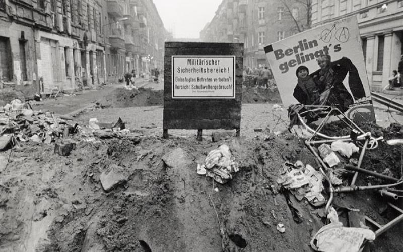 Gräben und Barrikaden in der Mainzer Straße im November 1990