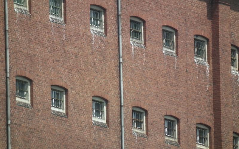 Gitterfensterfront des Frauengefängnisses Hoheneck in Stollberg/Erzgeb. in Sachsen