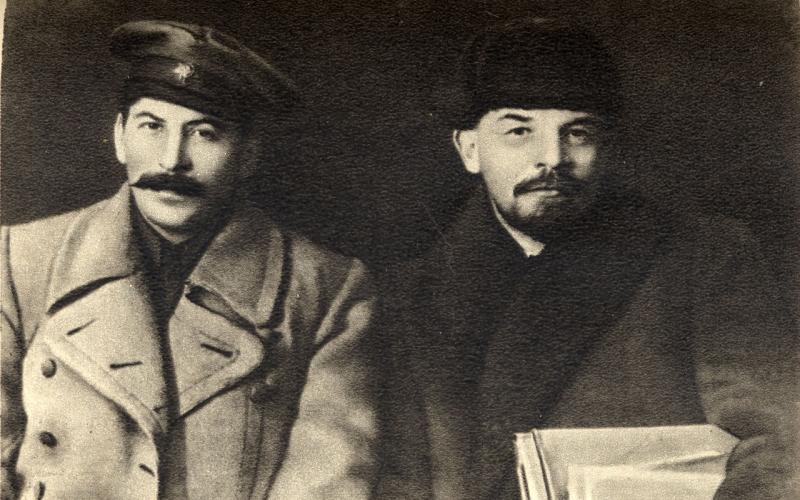 Stalin und Lenin im März 1919. In einer ersten Version des Fotos befand sich Kalinin (an der Seite Lenins) mit auf dem Bild, er wurde später wegretuschiert. 