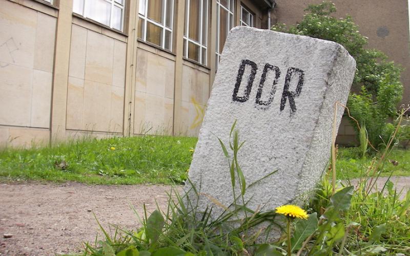 Grenzstein mit der Aufschrift "DDR"