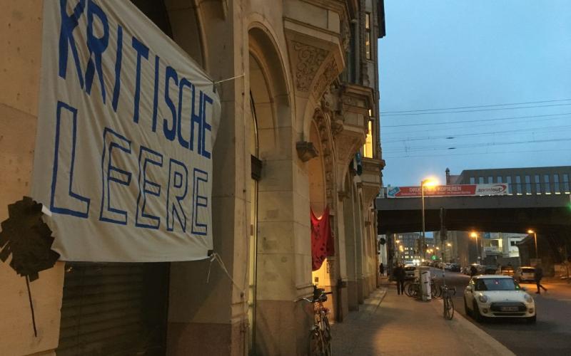 Plakat Kritische Leere vor dem Institut für Sozialwissenschaften der Humboldt-Universität zu Berlin, 23.01.2017.