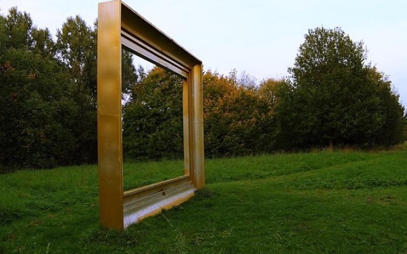 Westpark Braunschweig: Das Bild zeigt die Skulptur "Der Bilderrahmen" im Braunschweiger Westpark, in der Nähe des Raffteichs. Die Skulptur ist knapp 4 Meter hoch und 6 Meter Lang und wurde 1990, im Zuge des 2. Braunschweiger Bildhauersymposiums, von der K