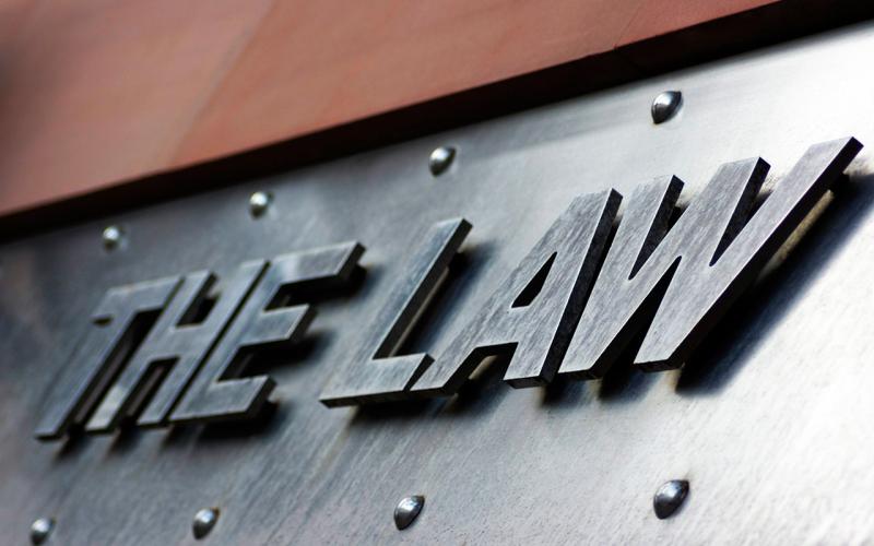 Schriftzug The Law vor dem Eingang der Newcastle Law Courts