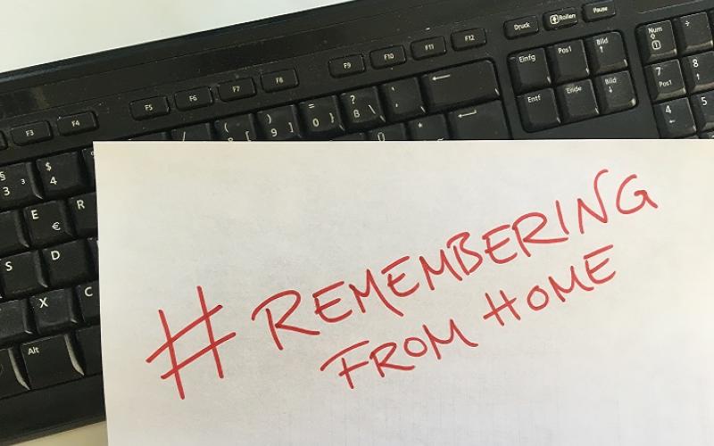 Papier mit #Rememberingfromhome-Aufschrift auf Tastatur
