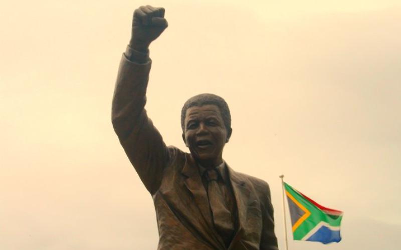 Denkmal Nelson Mandela vor dem ehemaligen Victor-Verster-Gefängnis in Paarl, Western Cape, Südafrika.