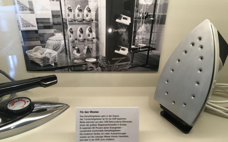 Trocken- und Dampfbügeleisen des VEB Elektrowärme Sörnewitzin der Ausstellung der Kulturbrauerei.