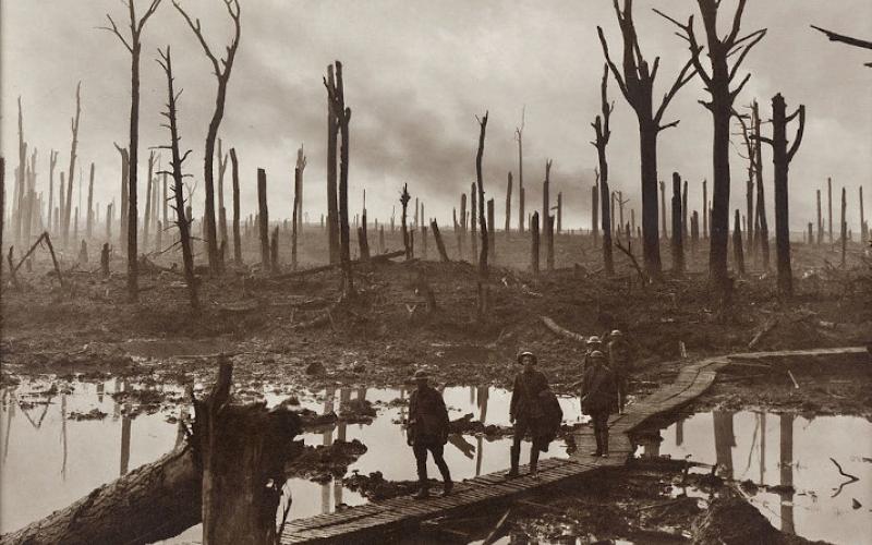 Foto: Australische Soldaten in der Nähe des Ypernbogens in Belgien am 29. Oktober 1917 von Frank Hurley.  Quelle: Wikimedia Commons Australian War Memorial. Bildnummer E01220.