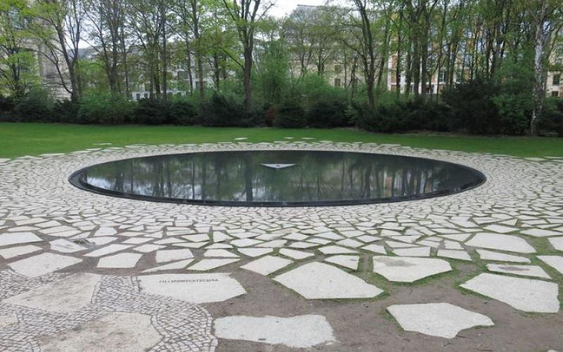 Foto vom Denkmal der Sinti und Roma in Berlin