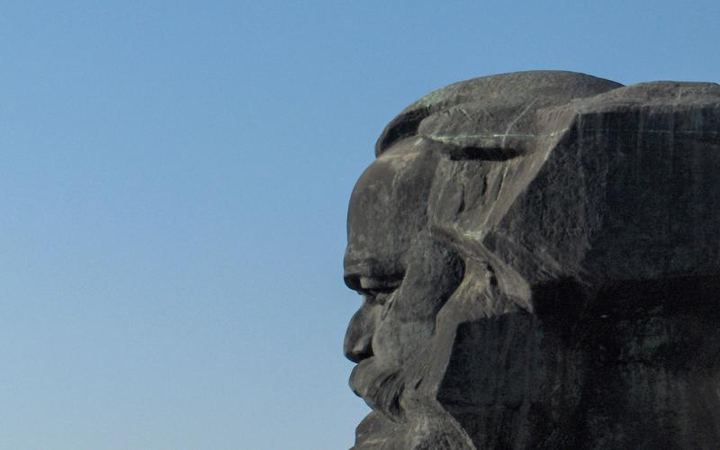 Foto: Seitenansicht des Karl-Marx-Monuments in Chemnitz, 2007.