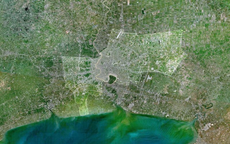 Satellitenbild von Bangkok am 12. Februar 2006. Die Umrisse der Stadt wurden hervorgehoben und eingegrenzt. Foto: Tsui (gemeinfrei).