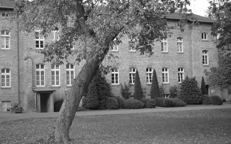 Schwarz-Weiße Außenansicht des Das ehemaligen Tötungsgebäudes der Anstalt in Bernburg, 3. April 2006.