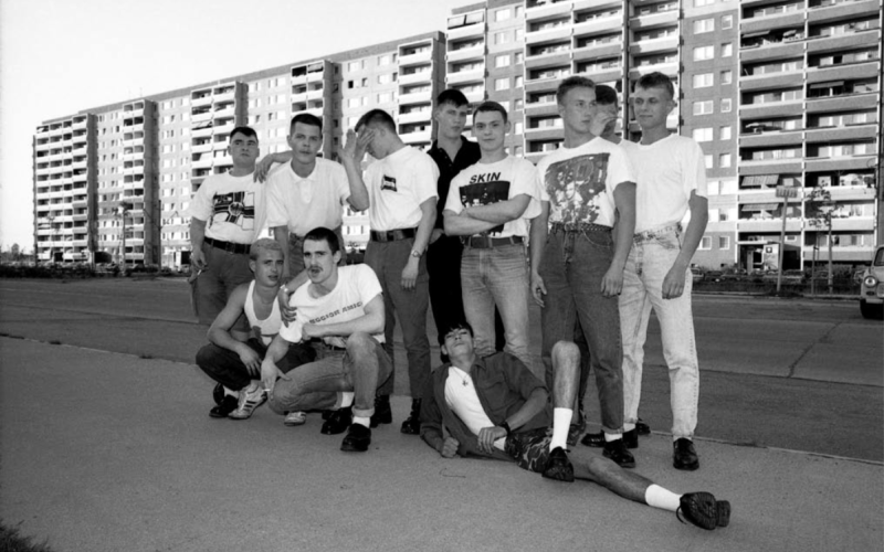 Skinheads vor Plattenbau in Berlin Marzahn 