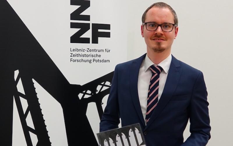 Michael Homberg mit dem ersten Preis des Zeitgeschichte-Digital Preises