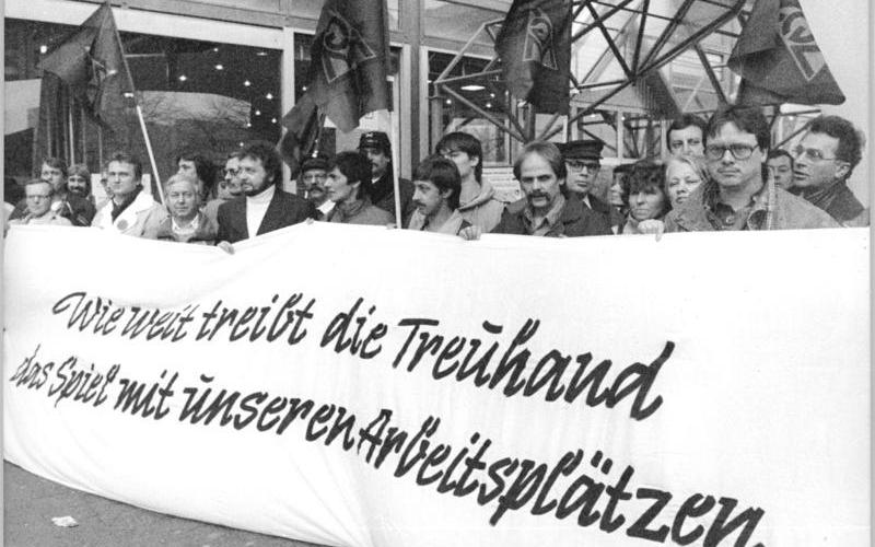 Stahlarbeiter protestieren vor dem Gebäude der Treuhand, Berlin 1990