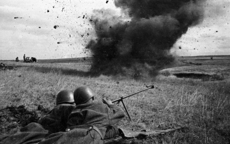  Panzerabwehrschützen schießen am Kursker Bogen. Russland, Region Kursk