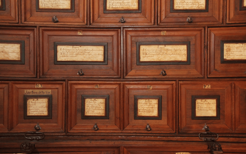 brauner Aktenschrank in spanischer Sprache beschriftet