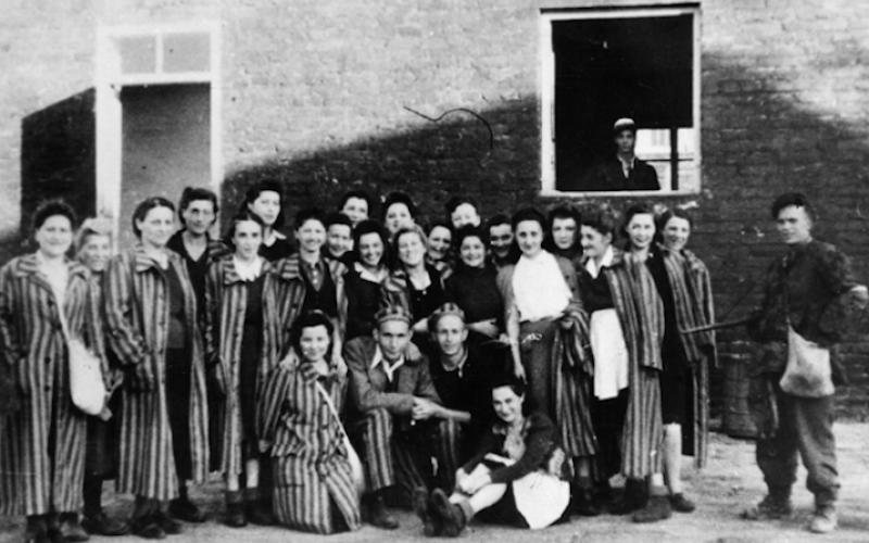 Befreite jüdische Frauen mit Soldaten der Battalion "Zośka" der polnischen Heimatarmee