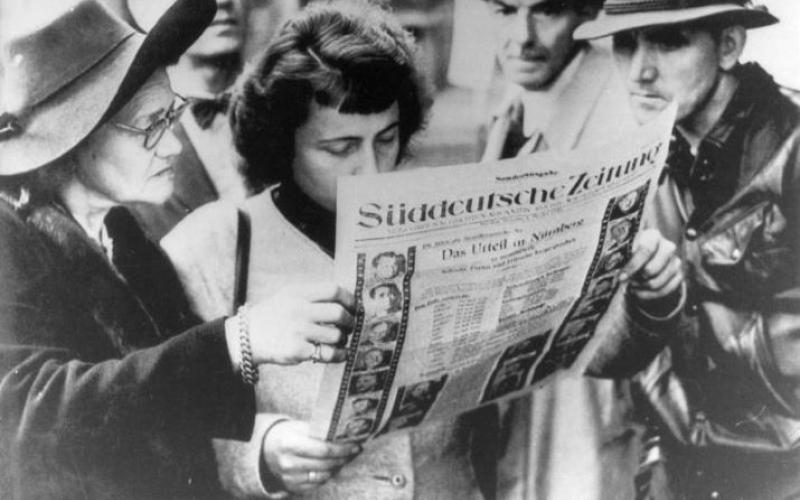 Interessierte Zeitungsleser nach der Urteilsverkündung der Nürnberger Prozesse, 1. Oktober 1946 Fotograf/in: unbekannt.  German Federal Archives/Bundesarchiv, Bild 146-1990-032-29A, CC-BY-SA 3.0