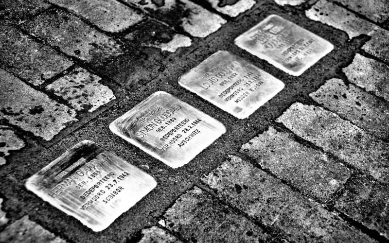 Schwarz-Weiß-Aufnahme von Stolpersteinen