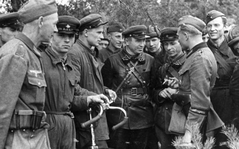 Treffen deutscher und sowjetischer Soldaten in Polen