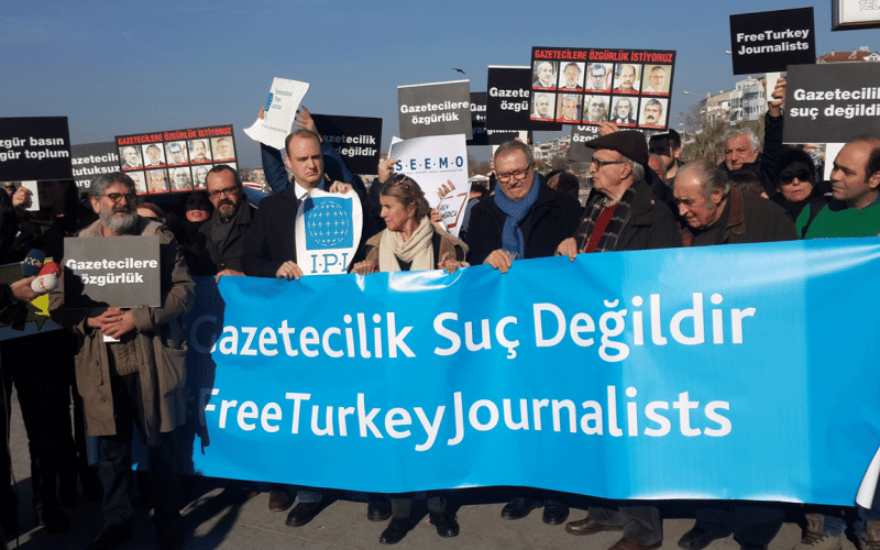 Türkische Journalisten demonstrieren gegen die Inhaftierung ihrer Kollegen 