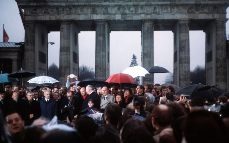 Die Eröffnung des Brandenburger Tores am 22. Dezember 1989 (erste Reihe, l-r): Chef des Presseamtes Hans Klein, DDR-Außenminister Oskar Fischer, Chef des Bundeskanzleramtes Rudolf Seiters, Vorsitzender des DDR-Ministerrates Hans Modrow, evangel. Bischof M
