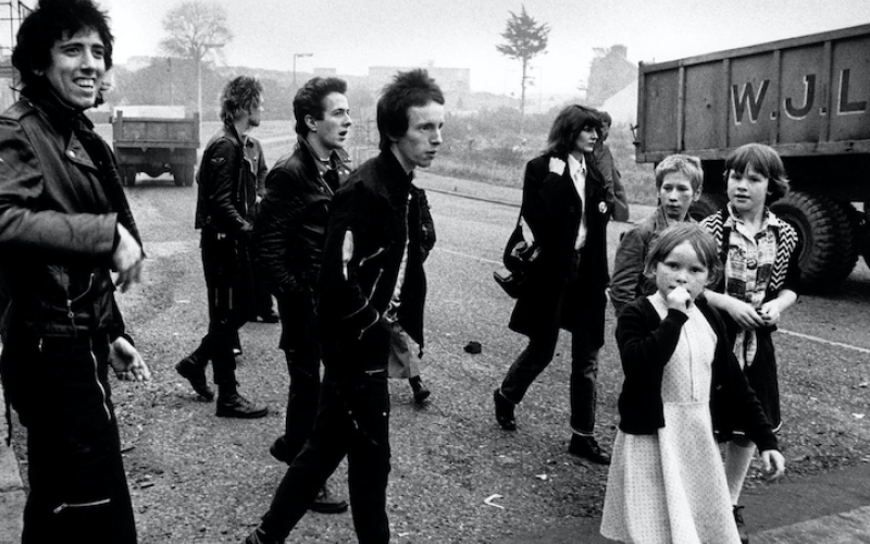 The Clash und Caroline Coon während der Fotosession im Westen Belfasts, Oktober 1977