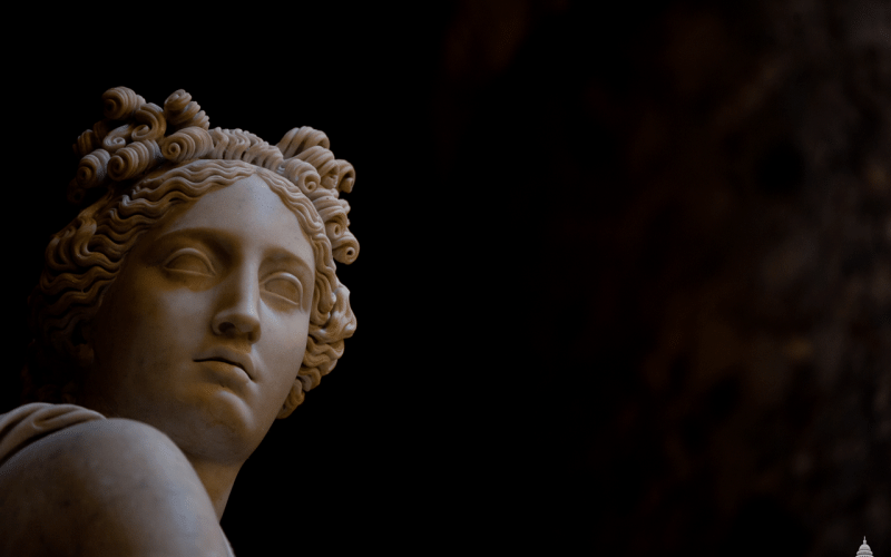 Foto einer Statue der Muse der Geschichte, Clio