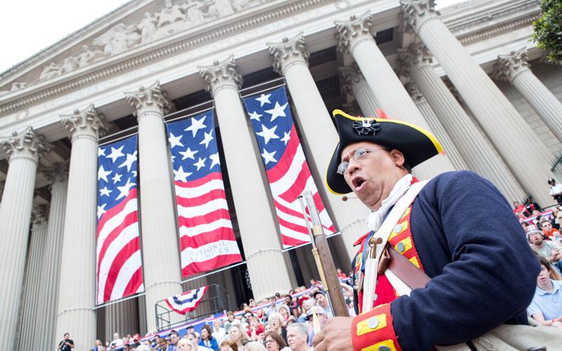       National Archives Image - 20160704-15 (28091367295).jpg Weitere Einzelheiten Revolutionary War soldier Ned Hector boos actions of the King of England during the reading of the Declaration of Independence at the National Archives in Washington, DC. N
