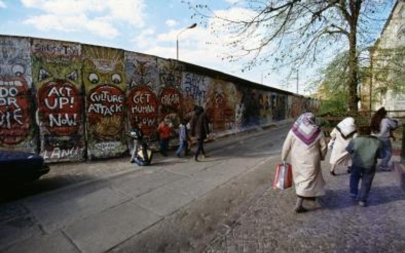 Leben an der Mauer in Kreuzberg am Leuschnerdamm, hier bemalt von dem Graffiti-Künstler Indiano (Jürgen Große), April 1990