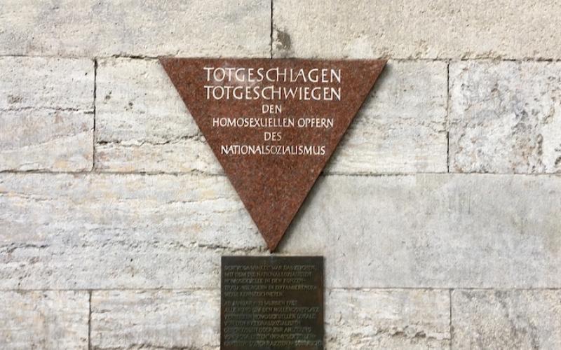 Rosa Winkel – Gedenktafel für die im Nationalsozialismus verfolgten Homosexuellen, Berlin Nollendorfplatz