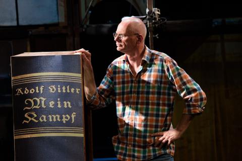 „Adolf Hitler: Mein Kampf, Band 1&2“ von Rimini Protokoll (Haug & Wetzel) © Candy Welz