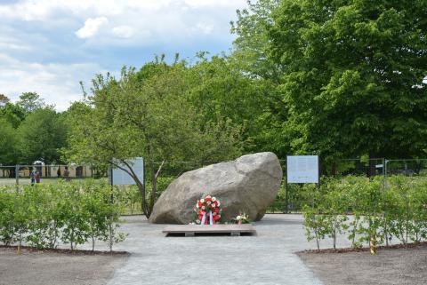 Temporärer Gedenkstein für die Opfer der deutschen Besatzung in Polen 1939-1945, aufgestellt am 16. April  2025 an der Stelle der Berliner Kroll-Oper.  Zukünftig ist ein dauerhaftes Mahnmal geplant in Verbindung mit einer Dokumentations- und Begegnungsstelle, dem bereits konzipierten Deutsch-Polnischen Haus (https://deutschpolnischeshaus.de/).