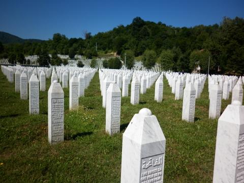 Memorijalni centar Srebrenica-Potočari, Andrija1234567, 2017, Wikimedia Commons, Public Domain. (Bild bearbeitet)