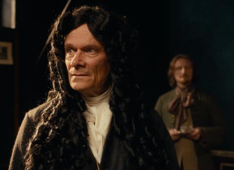 Leibniz (Edgar Selge) und Liebfried Cantor (Michael Kranz) im Hintergrund (© if... Productions, ERF Filmproduktion)