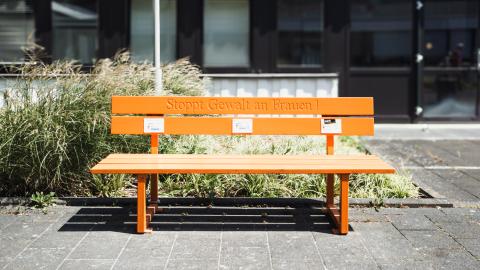 „Orange Bank gegen Gewalt an Frauen“ vor dem Haupteingang des HELIOS-Klinikums Bonn/Rhein-Sieg. Foto: Elke Wetzig (Elya), 20.07.2024. Lizenz: CC BY-SA 4.0, via Wikimedia Commons.