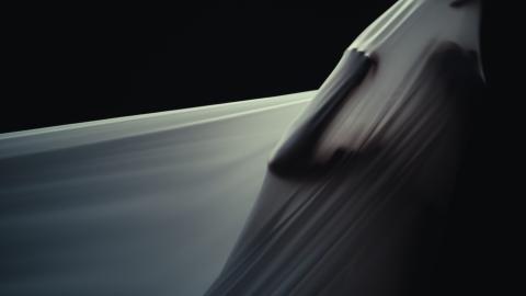 Performanceszene mit Tuch. Fassaden © Rotzfrech Cinema UG