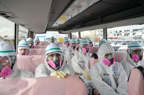 Wissenschaftler:innen in einem Bus