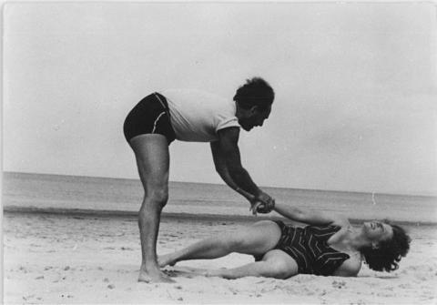 Paar am Strand, Sommer 1952