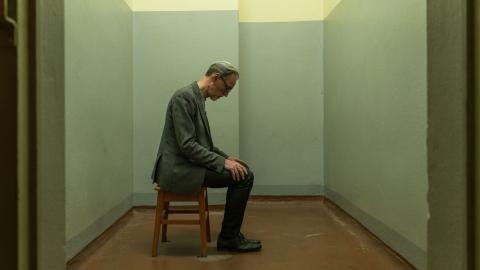 Protagonist Peter Keup im ehemaligen Stasigefängnis in Dresden