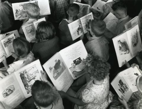 Kinder lesen Bücher