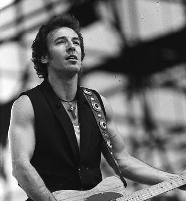 Springsteen-Konzert beim 5. Berliner Rocksommers © Bundesarchiv, Bild 183-1988-0719-38, Fotograf: Uhlemann, Thomas, 19.07.1988, Quelle: Wikimedia Commons (CC BY-SA 3.0 DE)