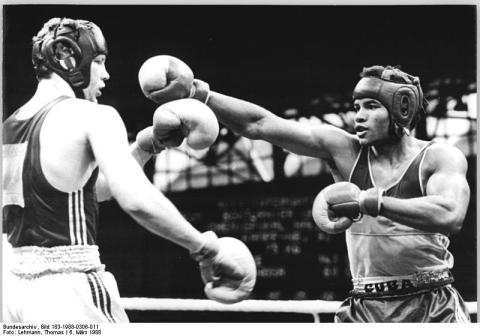 Chemiepokal 1988: Angel Espinosa gegen Henry Maske © Bundesarchiv, Bild 183-1988-0306-011, Foto: Lehmann, Thomas (CC BY-SA 3.0 DE) 