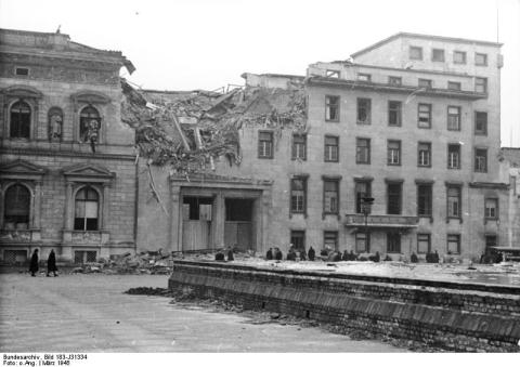 ADN-ZB/Archiv II. Weltkrieg 1939-45 Bombenschäden in Berlin durch alliierte Luftangriffe 1945: Wirkung einer Sprengbombe in der Front zum Wilhelmplatz der Neuen Reichskanzlei. (Aufnahme entstand vor dem 22.3.1945)