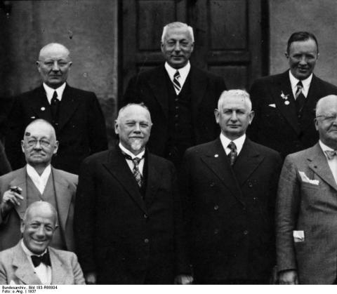 Friedrich Flick mit Industriellen