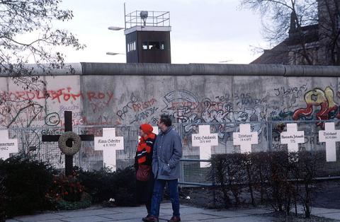Symbolische Grabkreuze gedenken im Januar 1990 an die Opfer, die versucht haben über die Berliner Mauer in den Westen zu flüchten.