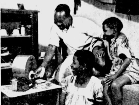 © The Milwaukee Journal Green Sheet, 2 March 1962, p.1. Titel: Saucepan Radio in the Bush